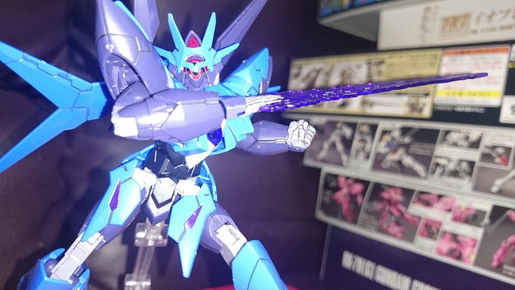 ビームブレイド。
ハンドパーツと一体化しており、クリアパーツなのでハンドパーツの塗装の必要があるっス。キットに付属するのは手の甲部分のシールのみなので、どうしてもマニュピレータは塗装が必要っス。画像はガンマカのグレーで塗装してるっス。また親指のパーツが手のひらの中心部分までスライドしており、左右どちらの手としても使用可能っス。
最新18話では両の手からビームブレイドを発振、使用してたっスけど、キットに付属するのはひとつだけっス。再現するには追加でアルスアースリィをもうひとつ購入するか、パーツ注文する必要があるっス。キットひとつで出来ない小癪な真似を…アルスきたない!