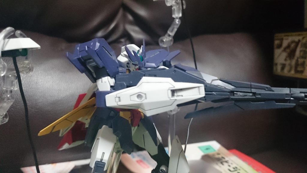 「動くなって、どうして……まさか、皆を囮にして!?」

「敵の位置を…？」

(失敗を犯さない…これは理想の…)
アルスの言葉がヒロトの中で反響していく。

(完璧な、貴方…)

「完璧な…俺…」

「撃つんじゃねぇぞ！」
ストラたちの元へカザミが駆け付けるも彼方のアルスアースリィは引き金を絞る！