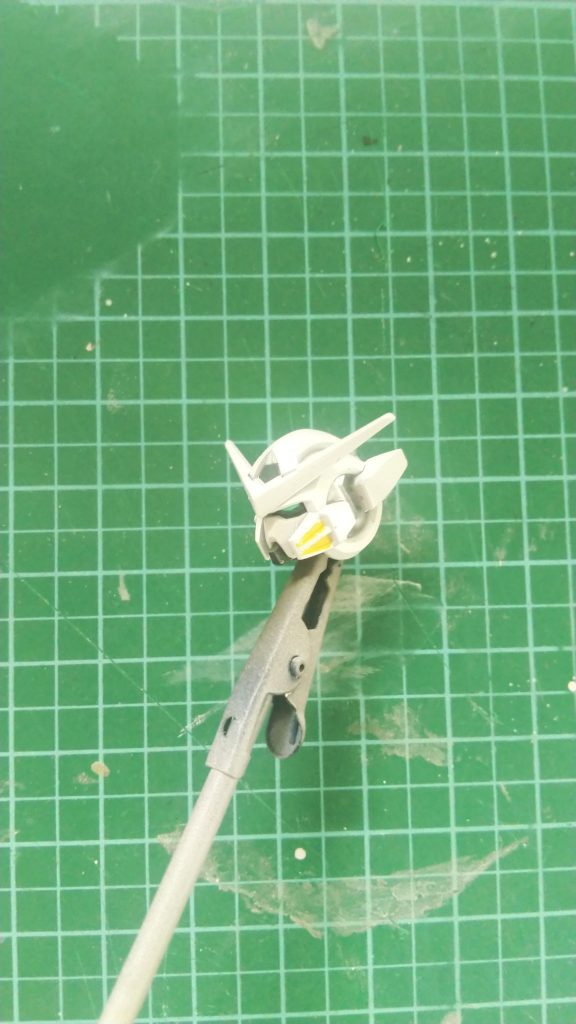 頬の黄色はシタデルカラーで。シタデルによる塗装は初めてでしたが、高い隠蔽力と何より無臭であることが非常に好印象でした。