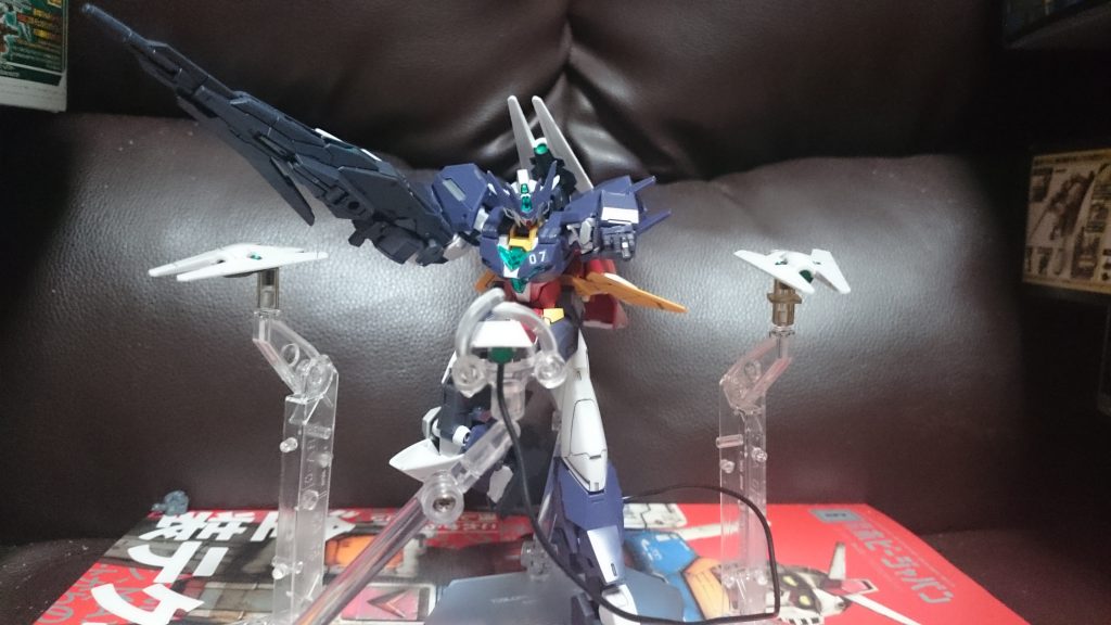 センサービット、レッグセンサービットは展開可能。ただし、いずれもビット側に3mm軸が生えてるのでスタンド等に付属するパーツを介して取り付けるっス
またレッグセンサービットは劇中と同様にリード線で接続することが可能っス。ただし、キットにはリード線は付属しないし、3mm軸の先端に穴が空いてるのでスタンドでビットを浮かせるとリード線の取り付けが不可能になるっス。リード線を再現する場合は、画像のようにS.H.Figuarts等に付属するC字のフック等でビットを直接保持するっス