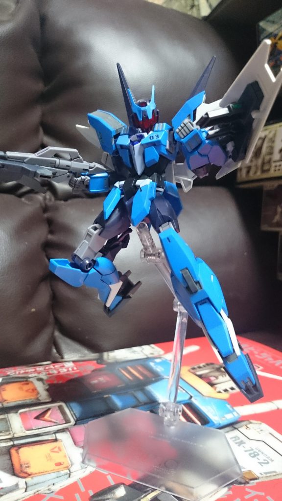 アルスアース to アース(?)
こちら、オリジナルのプラネッツシステムのアーマーたちもドッキング可能っス。ただしアンテナは専用の頭部のみに装着可能っス。アンテナパーツが似合うヤツと似合わないヤツとで別れそうっスね…
ちなみにアースアーマーの左胸についてるデカールは30MMに付属しているものを使用しているっス。自分が組んだオリジナルのアーマーたちはそれぞれバックパックと左胸に各惑星にちなんだナンバーのデカールを貼ってるっス(アースリィなら「03」、ジュピターヴなら「05」という風に)。