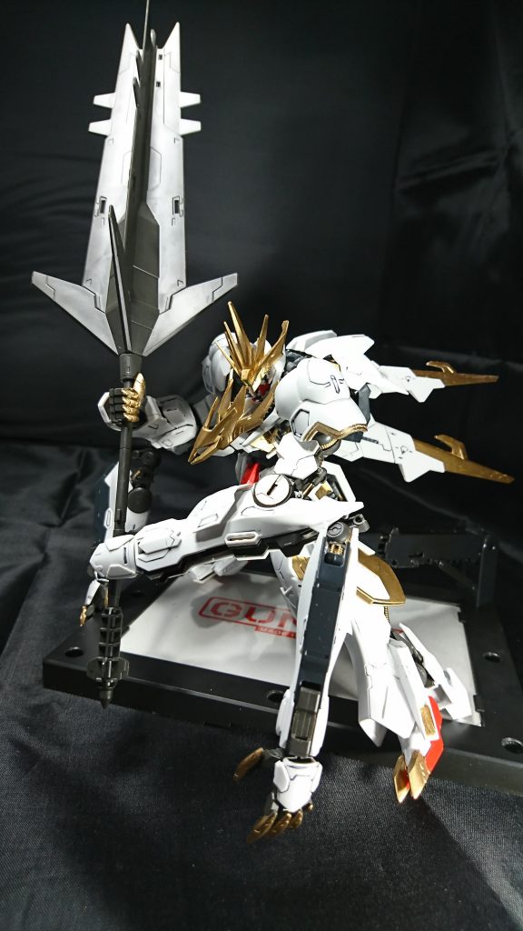 武装は超巨大メイス。
その破壊力は大きさも相まってMSを文字通り潰すほどであり、戦艦ですら一撃のもとに沈める。
本機はこれを4本の腕で扱う。