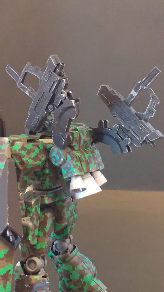 武器マウントも同じキットから。可動するように加工してあります。