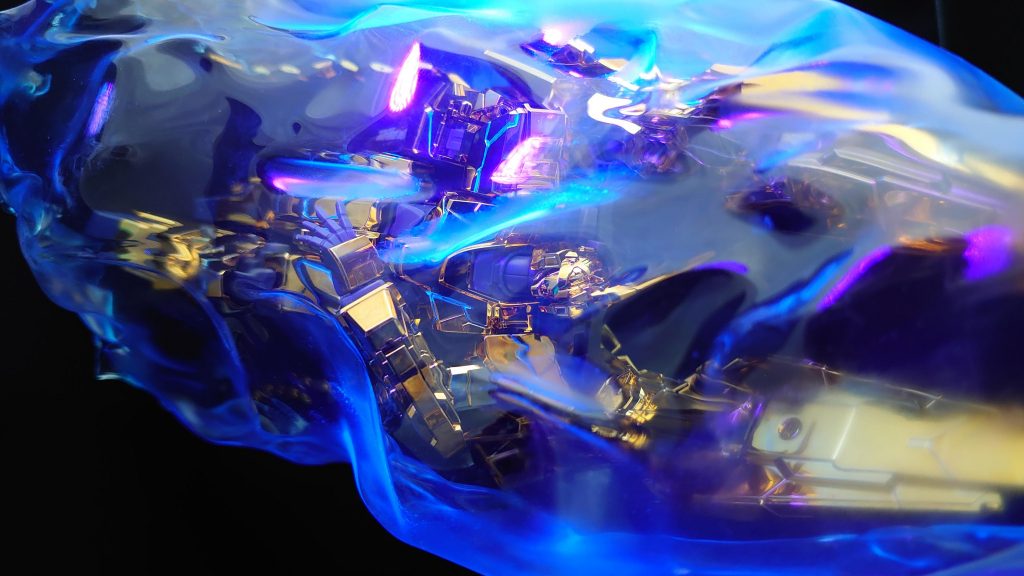 漏れ出すサイコフレームの光とオーラエフェクトの色は
共に、ガイアの蛍光ブルーで塗装してます。

ブラックライトを照らすのが楽しすぎる！！