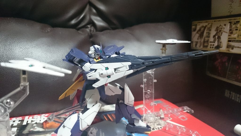 ビームシュートライフルU7
砲身は劇中通りに伸縮が可能っス。またサイドについてるホワイトのパーツの3mm軸を前腕のウラヌスアーマーに取り付けることで保持力が上がるっス。ただし、けっこう大きいので前腕がポロリしやすくなったっスね。
ホワイトのパーツにセンサービットを取り付けることで照準機能の強化が可能のようっス