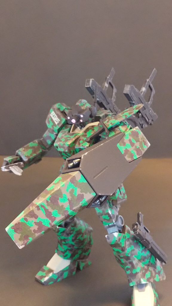 コツとしては、あまり厚塗りしないほうがキレイになります。あと塗りムラはどうしても出ますが、トップコートを厚めに吹けばかなり軽減されるので、ムラは気にせず塗ると良いです。
筆やスプレー、エアブラシは用意して、塗って、片付けるととても大変ですが、マーカー塗りなら寝る前の15分でもちょっと塗ってまた明日ー、が出来るので、時間が取れないお父さんモデラーにピッタリですよ!
ぜひみなさんもやってみてください!