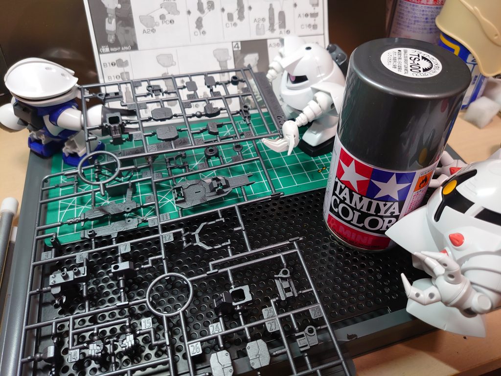 時短のため、関節部はランナーごとスプレー缶をぶっかけました。タミヤのブライトガンメタルです。
らいだ〜Joe氏はイージーペインターで焼鉄色をランナーぶっかけてますね。