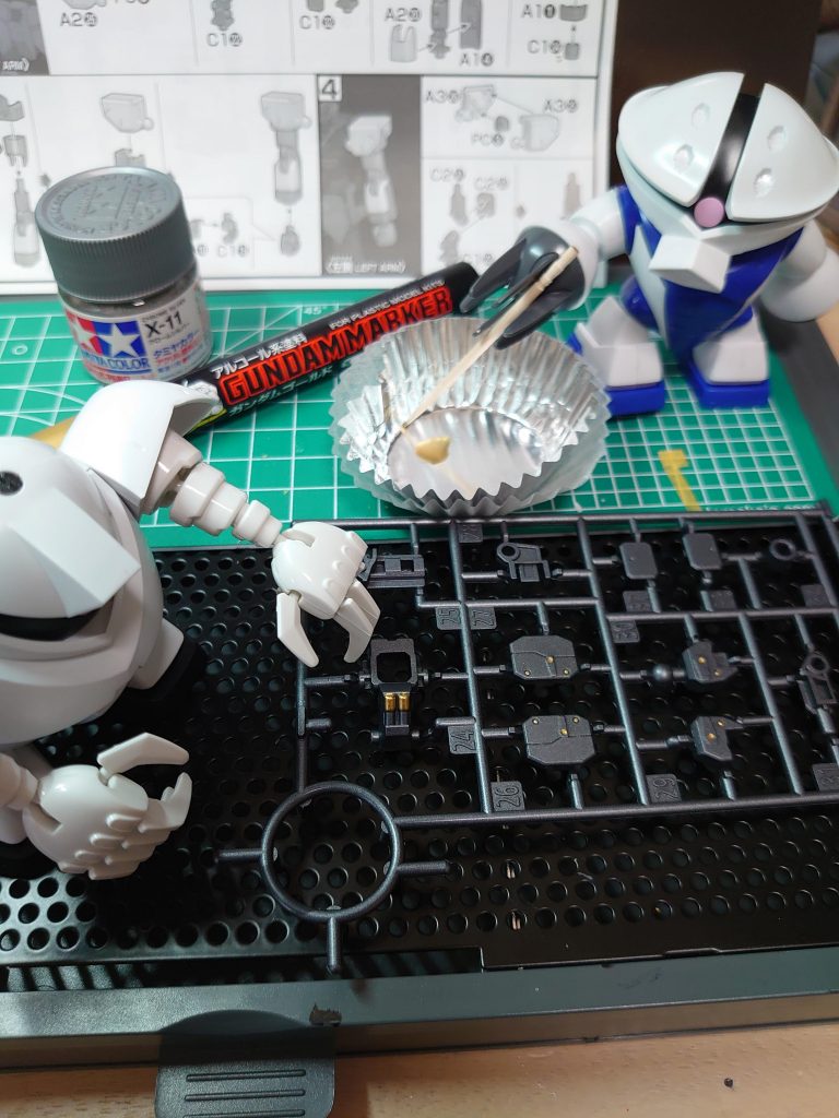 横着してこの時点で塗れる金色は塗っていきます。この手法もらいだ〜Joe氏仕込み。
(ちなみにゴッグが触ってるパーツは余剰パーツでした。ごめんねゴッグ。)