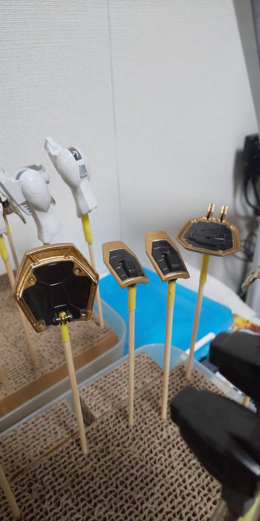 金・銀・黒鉄をメインに塗り分け