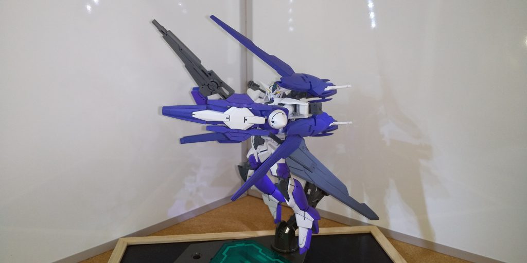 防御姿勢１枚
アイズガンダムの可動バインダーはそのまま残し、左右に装備を回転出来ます
シールドによる物理防御と、ウイングバインダーを使用した補助強化、GNフィールド防御を可能としている設定