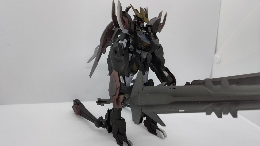 GAシステム起動、コアチェンジ、ドッキングゴー！
バルバトスアーマーを装着した姿。(性能等は以前投稿したガンダムノワールバルバトスを確認ください)
あ、この系統のオリジナルアーマーの名前はその機体の色+機体名にしていきます。(自分が覚えていやすさ、大事)
ということでこの時の名称は暫く仮名でしたが、ガンダムノワールバルバトスに決定です。