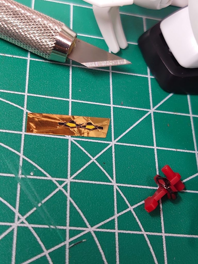 ラピーテープを貼った上に付属のシールを乗せ、ナイフで目の部分に合わせて押し付けるように切ります。