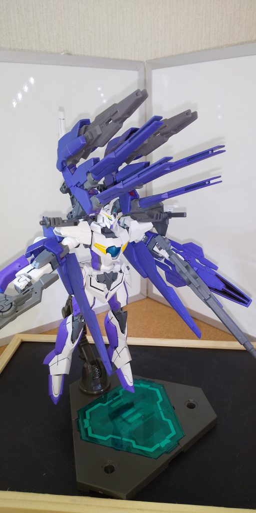 フルバースト写真を１枚
盛りに盛ったロマン射撃姿勢です
フライトショットと違ってバックパックを上下反転、上部のファングとキャノン砲６門、腰に回したウイングのヴェスパショット２門、腕のライフル２丁
何度ポージングしても、世代のためかSEEDのフリーダムのインパクトが強くてこうなります