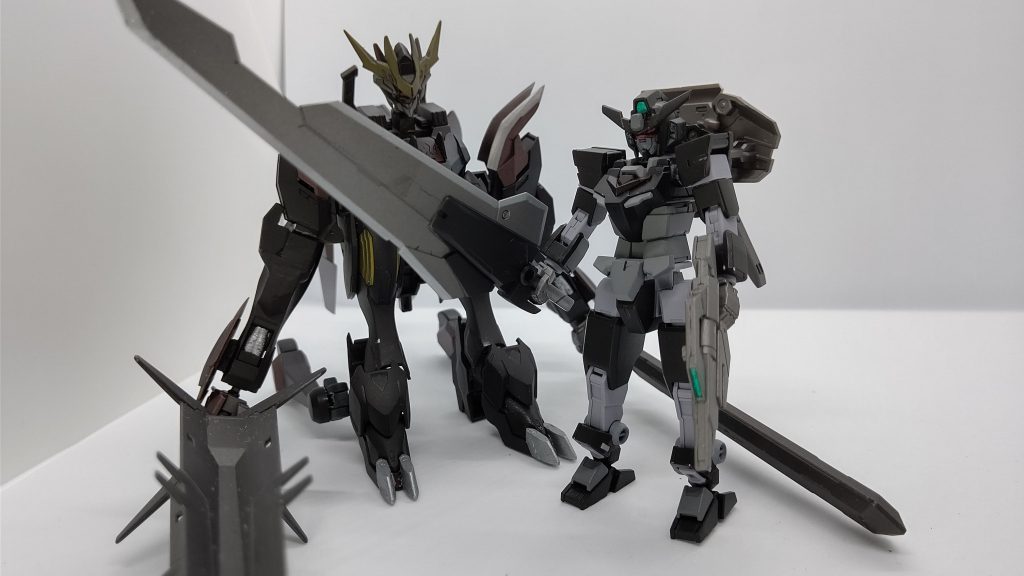 バルバトスアーマーと並んで。
………以前ガンダムノワールバルバトスの時に１回だけコメント頂いた際に言われましたが………やはりどうみても敵機………w