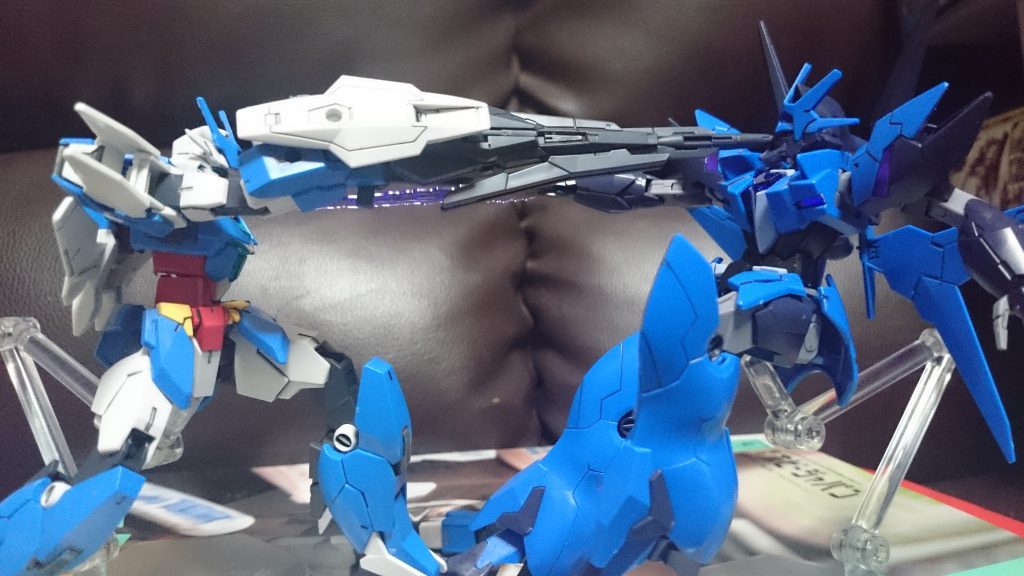 ヒロトは破損した左腕をパージし、コアスプレーガンをビームシュートライフルU7へと接続させる！