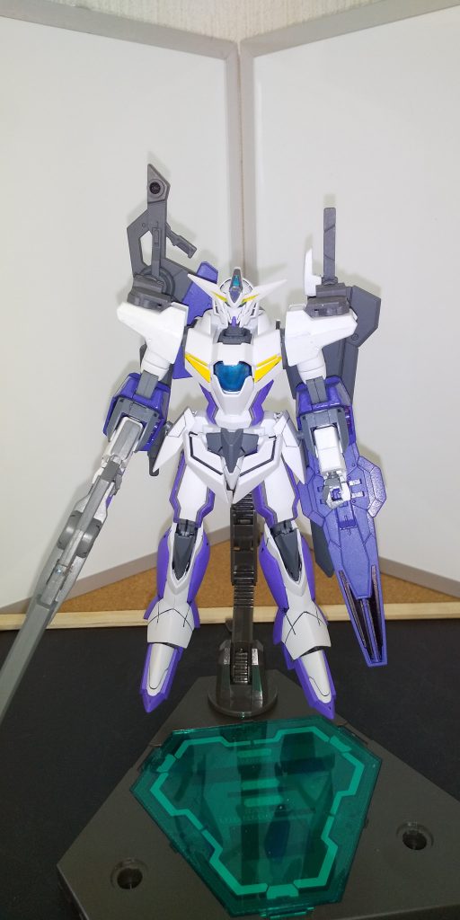 機体本体正面から１枚
初投稿したアイズガンダムからの改修点は２点
腕パーツをリボーンズのものに換えてツインドライブ機体に
肩アーマーをジャンクパーツとして見つけたデュナメスのパーツを着けました
肩アーマーに予備ライフルやGNバスターソードをマウント出来る様になりました