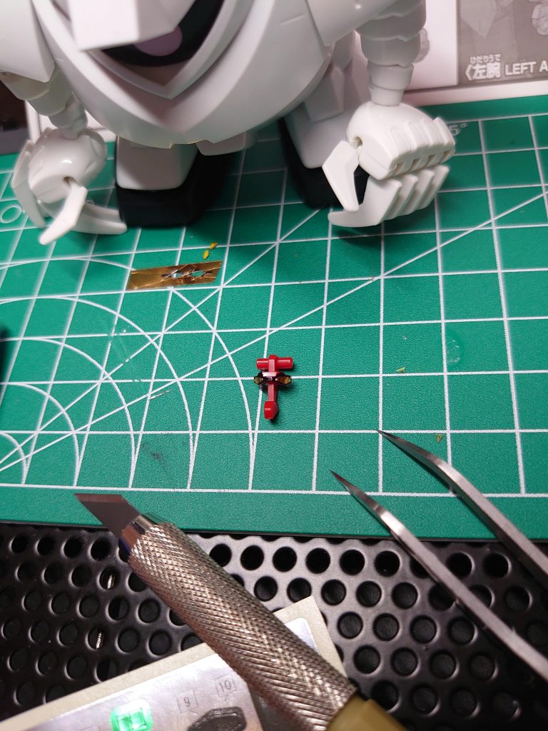 あとは剥がして目の形に切り取られたラピーテープを貼り付ければOK！この間約5分。塗装より光を反射してくれるので費用対効果がグンバツです。