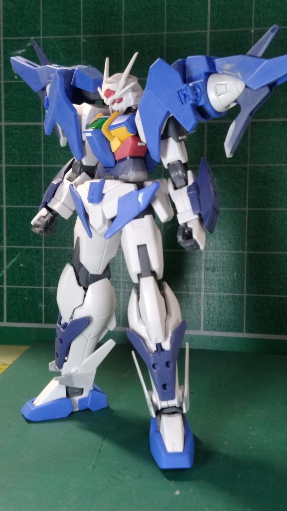 改造らしい改造はしていませんが…
ひさし部分を少々延長。
腰、腰回りを1ミリ延長。
太股の接続部分を少し緩めに接続、これにより脚が少し長く見える用に。（接続の棒部分はプラ板にて延長）
脛横のウイング部分の延長。
等です。