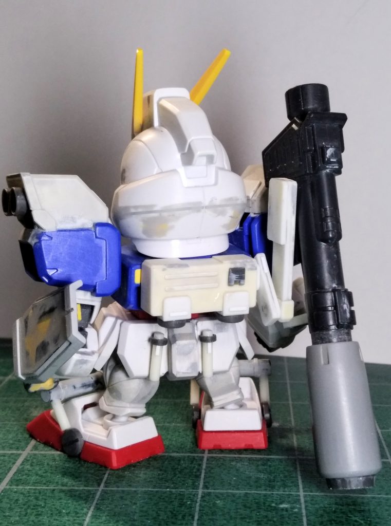 基本部分は、ベースのインパルスを切ったり、削ったり、後はプラ板でのスクラッチです。
腰回りのアーマーは、SDOガンダム（ベースとして買ったが、断念したもの）を、一式切り離して付け替えました。
足（フット部分）は、クロスシルエットのガンダム（こちらも、ベースとして買ったが、断念したもの）に変えてます。
バズーカは、BB戦士No.200のガンダムから流用です。