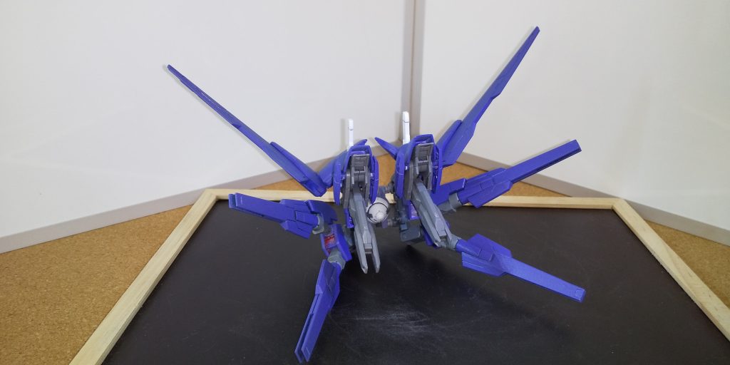 バックパックから１枚
追加武装バックパック『ヴェフェル』

アイズのウイングバインダー、リボーンズのGNフィンファング、リバーシブルのスラスターキャノンをまとめた積載過多上等の装備です
機体設定上では、本体から独立したGNドライブを使用してバックパック武装の使用、GN粒子の質量軽減効果で装備を軽くして本体補助する設定
バックパックの分解図は後の写真で載せてます