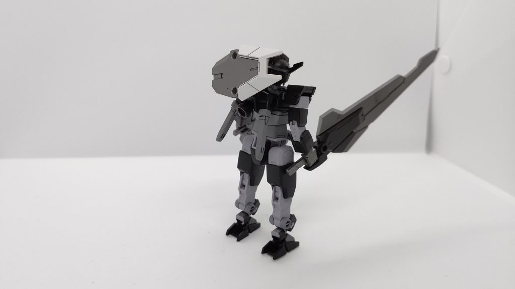 背面。
シールドは基本使わないスタイルのため背中にマウント。
防御するときはバスターソードを盾に使いそうですw