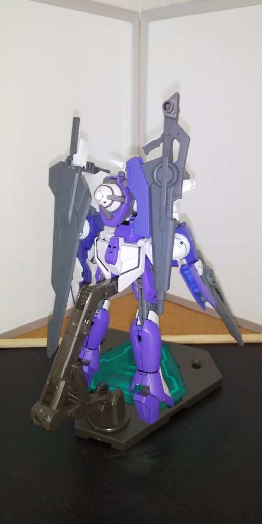 本体バック面
デュナメスの肩アーマーの回転パーツで武装を背中に回せる様にしてます
予備ライフルと近接戦闘様にバスターソードを装備
本当はアイズガンダムとして改造してたので、腕にビームサーベルがあったのですが、リボーンズガンダムとして仕立て直ししたため、本体側から外れてしまいました