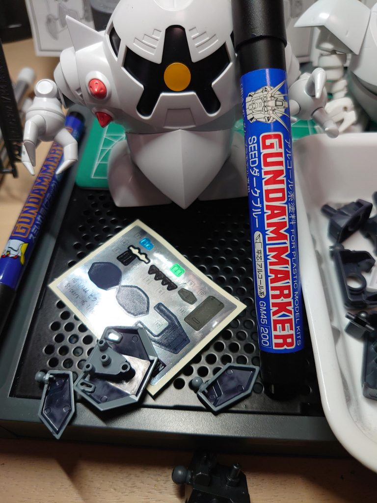 シール指定箇所や装甲の裏はSEEDダークブルーで塗装。この色は色んなガンプラの濃いグレー部分に使えて便利です。