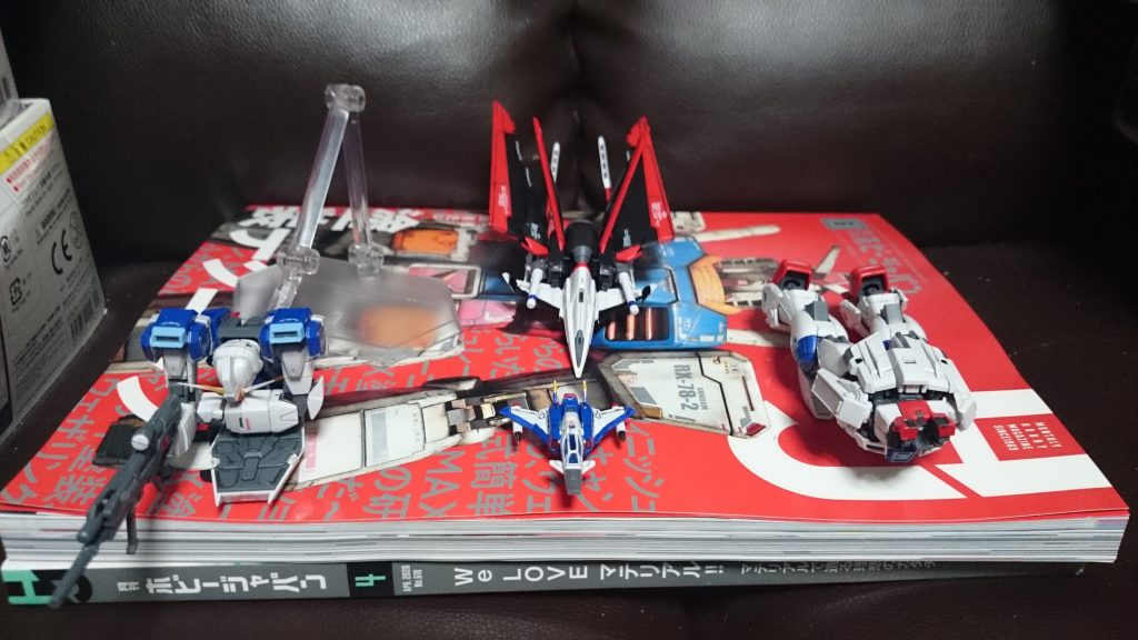 合体前。
コアスプレンダーはランディングギアの他、ミサイルランチャーまで付属してるっスけど、色分けが足りず、ガンマカのホワイト、ブルー、レッド、イエロー、グレーで部分塗装っス。キャノピーのフレームを爪楊枝を使ったホワイトの重ね塗りが本キット一番の地獄だったっス…