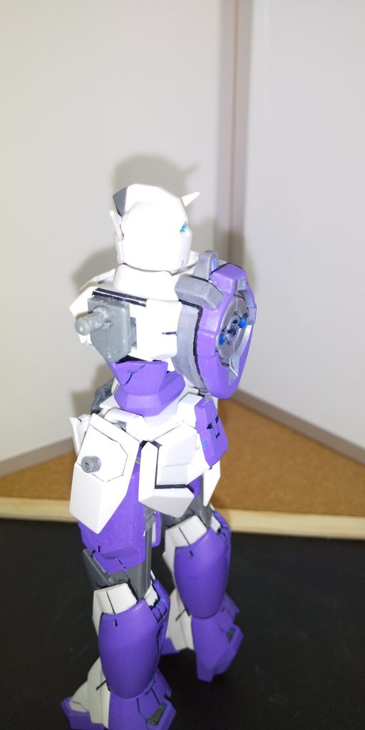 初投稿から使用している背中装甲
アイズガンダムの背中にアメイジングエクシアの装甲を接着してます
これにより、近年各ガンプラで統一されつつある背中面のジョイント穴を確保してます