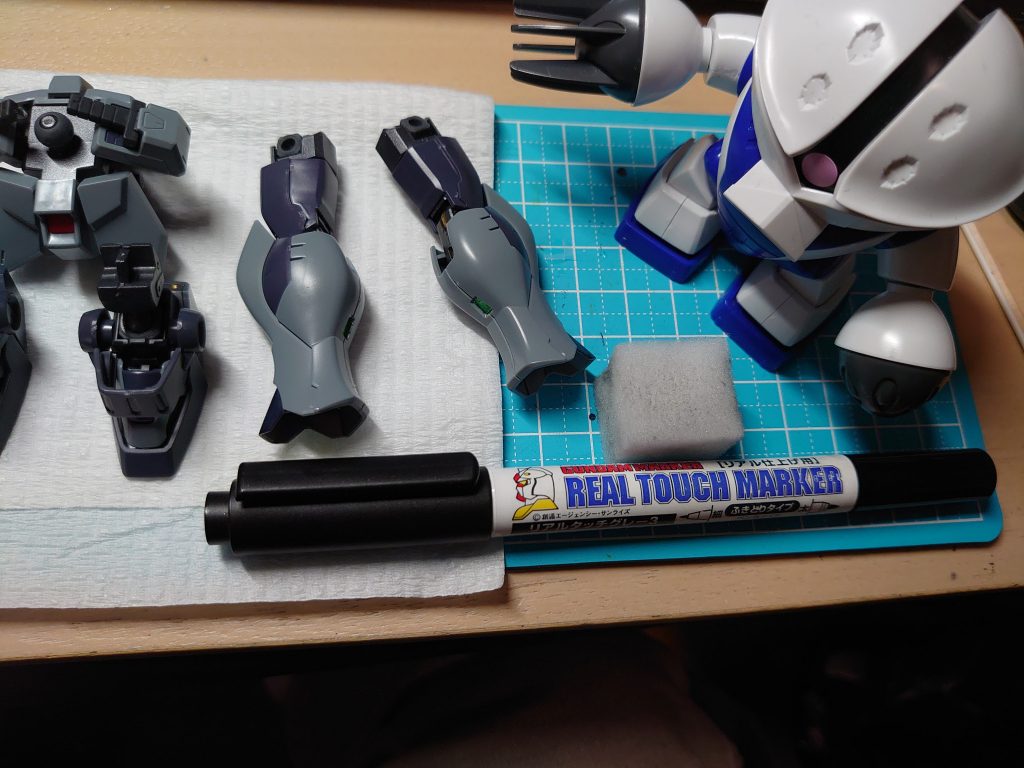 作業工程は以下。写真はスミ入れ前のデスク。
部分塗装→リアルタッチマーカーでのスミ入れ＋ぼかし→ツヤありトップコート→デカール→スポンジでの焼鉄色汚し→銀のドライブラシ→ウェザリングマスター→つや消し