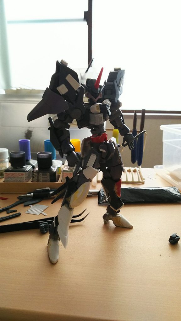 正統派風の方は後付けで考えたので、コンセプトは右腕が異形のナイトというイメージで作ってあります、なので顔の変形というか変身機構はこの状態ではまだ考えてませんでした、正統派ナイトになるなら二つの目を持ってたほうがいいという謎の理論でツインアイが出るようになっているのです