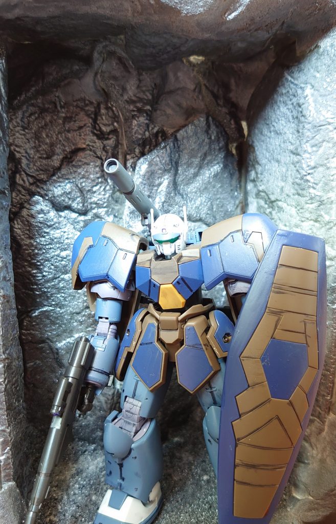 ジオラマ台は、100円ショップの木箱に、岩ブロック調の壁飾り、石膏粘土、バラスト砂。塗装は、ガンメタリックのみ。