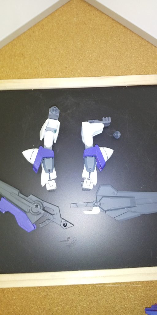 変更部分の腕パーツ
肩のデュナメスパーツはリボーンズの二の腕のままでは装備出来なかったので丸突起部分を削って装着
小さい突起パーツはビルドファイターズシリーズのガンプラに付いていた余剰接続パーツです