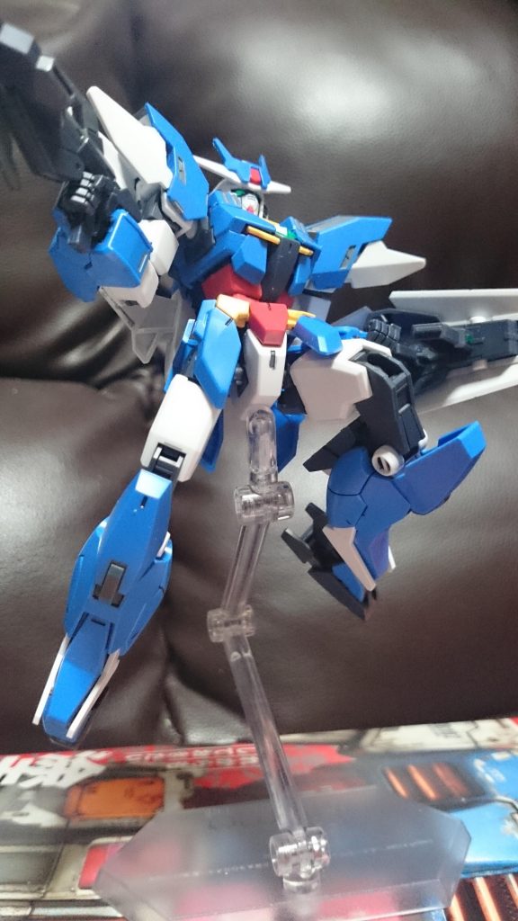 「コアチェンジ、ドッキング・ゴー!」
アースリィガンダム
全体的にグレーを追加。
ただ、肩パーツがスカスカで、瞬接で補強しないとすぐポロるっス…アルスアースアーマーの肩パーツは大丈夫だったから、これはたぶんコアガンダム側じゃなく、アースアーマー側の問題っスね。
ビームライフルはシールド接続、展開が可能っス。ただ、バレルは先端が少し閉じやすいし、シールド接続は白いパーツがライフルと干渉して劇中ほど折り畳めないっス