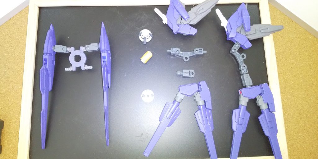 バックパック図解
ニコイチ改造したアイズガンダムのウイングのリングパーツ、ビルドファイターズシリーズの接続パーツなどを使ってそれぞれのパーツを繋げてバックパックとしてます
カメラの光で見えにくいですが、中央の円形パーツは３mm穴対応の補強ジョイントパーツです