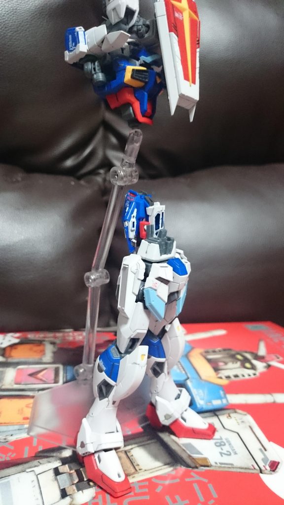 合体。
コアスプレンダーとレッグフライヤーとのドッキングはコアスプレンダーのコクピット脇の翼の部位を赤とグレーのパーツで挟むという珍しい、というか恐らく立体物では初めての機構っスね
レッグフライヤーとチェストフライヤーはそれぞれ専用のスタンドとのジョイントが付属してるっス。コアスプレンダーとチェストフライヤーはチェストフライヤー専用のジョイントをつけるならこちらにも取り付けは出来るっスけど、かなりぐらぐらでちょっと揺らすとすぐ下に落ちる程度の強度っス