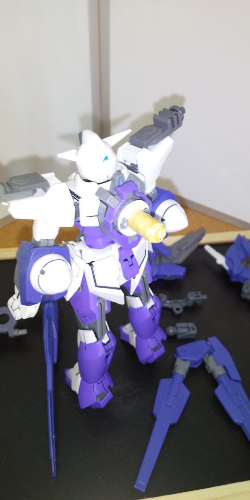 バックパックの接続方法
それまでジョイント棒１本でウイングバインダーを支えてましたが、重量増加に伴い補強を加えました
プラ板を円形上に切り出し、穴開け、プラ棒接着、そこにリングパーツを通してGNドライブを被せて使用してます