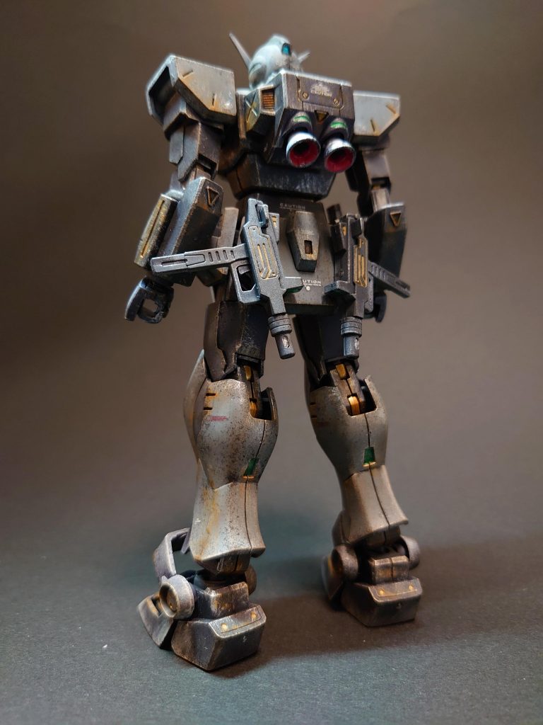 背面。マシンガンの腰部マウントがカッコイイ。
スラスターや関節等はガンダムマーカーで塗装しました。
緑はセンサーのつもり。シルバーの上にクリアグリーンを爪楊枝で乗せました。