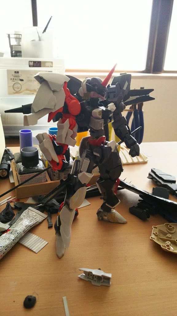 制作的には各部の掘り込みとゼルトザームアームを、そのまま使用するのは面白くないので、ジャンクパーツで太く大きくしてあります、機体を構成しているのは基本ジャンクパーツで今回は家にあったキットの整理もかねています。