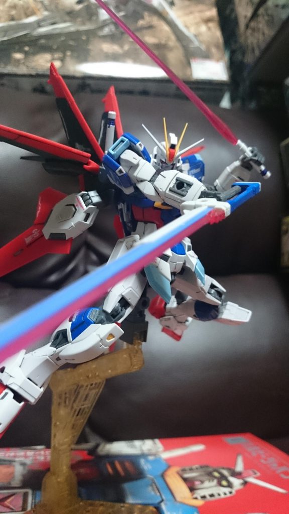 そして追加パーツ。HGCEソードインパルスから拝借したエクスカリバーと持ち手っス!フリーダム戦の影響が濃く、ゲームでもフォースインパルスのSP技などによく使われるようになったっス。
先述の通り、RGの武器持ち手の手のひらにはピンがあり、それを切り離さない限り持たせることは出来ないっスけど、HGCEのインパルスから持ち手ごと持ってくればいいだけのことっス!幸い無加工で取り付け可能っす!