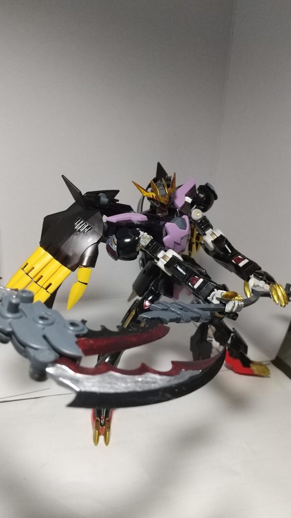 相手に近いたら通常のアタック形態です斧のぶん回しや本家バルバトスのようにレクスネイルで攻撃、また、相手を掴んだり殴ったりする用のDEファング、さらに横からのテイルブレード攻撃などさまざまな角度から同時に攻撃