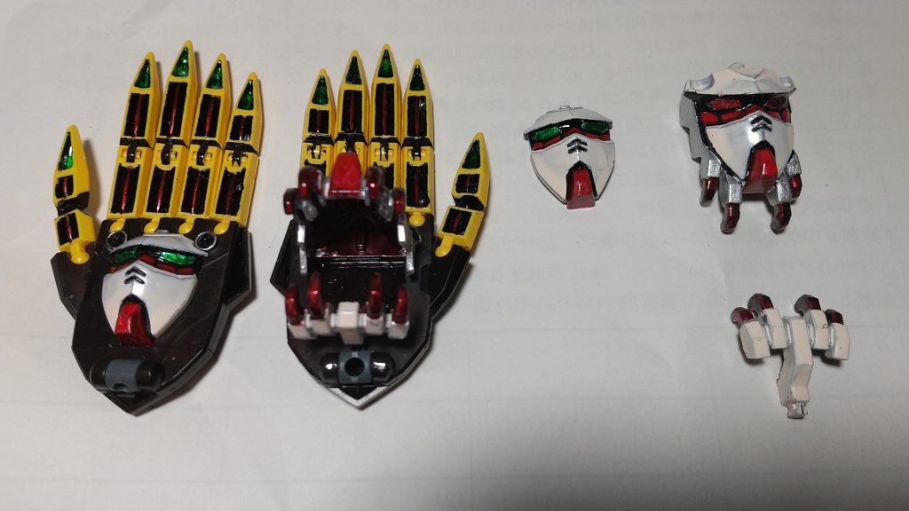 DEファングはこんな感じ指のところを埋めようか悩みましたが現在のような感じに
(パテがなかったからとかそういう理由じゃないんだからね!!)
あと口を閉じてる時は目をグリーンに空けている時は目を赤くしました