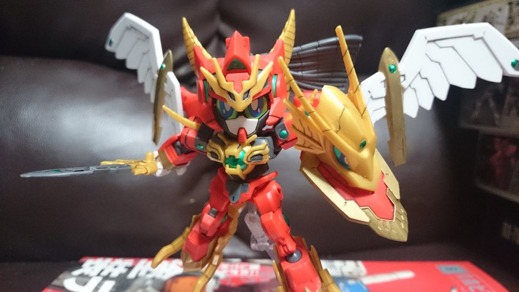 「竜合身(ドラゴン・フュージョン)!」
ヴァルキランダー
懐かしの三国伝の頃のPCが使われたキットっス。しばらくこのPCは触ってなかったけど、案外体が覚えてるもんなんスね。作り始めたら大体のつくりを思い出したっスよ。
シールドについてるガンドラゴンの目はモールドがあったのでマーカーと爪楊枝で部分塗装っス。
しかし驚いたのは胸の装甲の下ッ!まさかお胸があるとは…パルくんやらしいっスねぇ。これを考えうる&形に出来るパルくんのビルドイマジネーションと技術力よ…