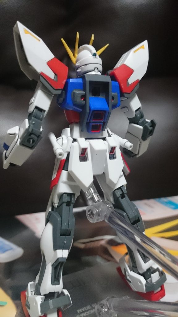 背面っス。
背面や腰のバーニアを赤で塗装。また背中の一部をグレーで塗装っス。
背のバーニアの赤い部分が好き。