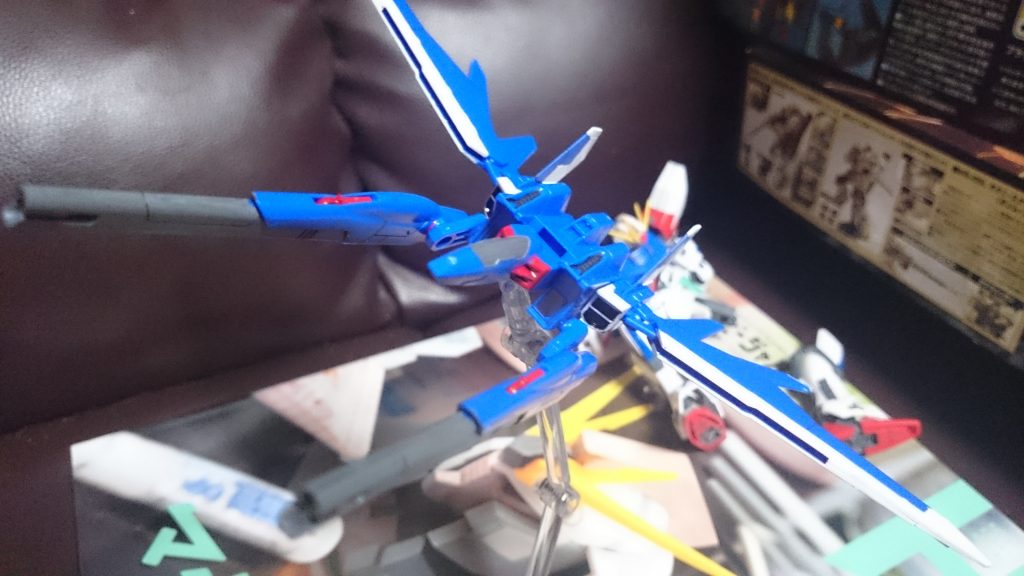 ・ビルドブースター
翼や基部のダクト周辺をホワイトで、機首のキャノピー的部分をグレーで、機首脇のダクトをレッドで、その他諸々をマーカーで塗装っス…
正直ね、もう死ぬかと思ったっスよ!まさかの青一色っスもん!オマケに塗ってる最中にマーカーのインク切れるし…ちなみに当然ながら、シールでは全ての配色をカバーできません☆
あとこれ全てプラだからいつかヘタレるっスね…