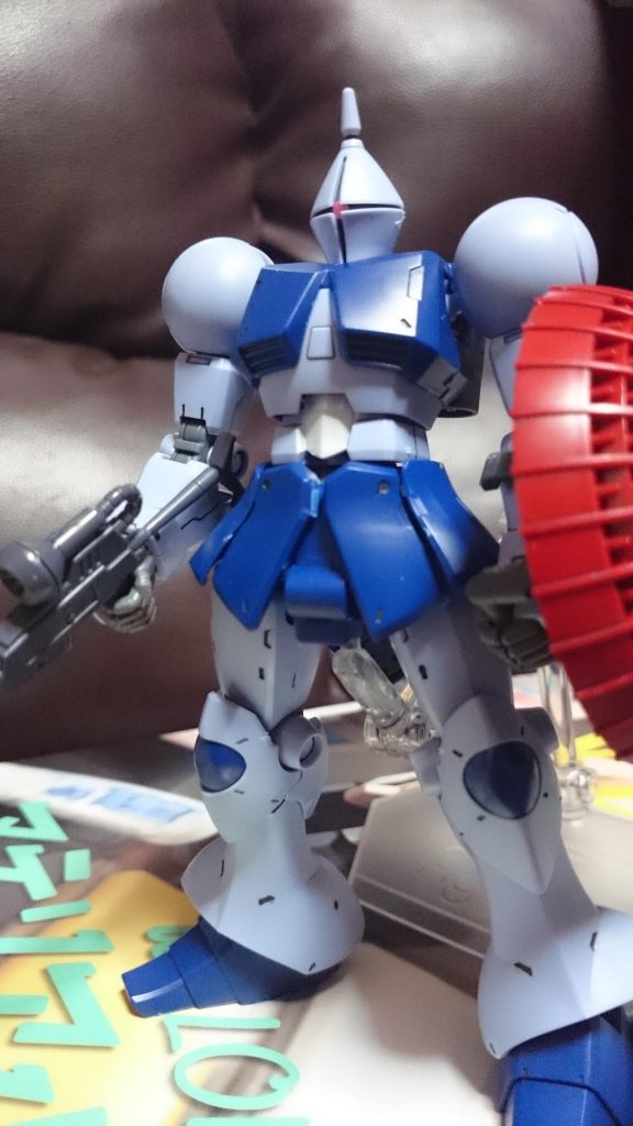 普通のギャンとの違いはゲルググのビームライフルを移植したくらいっスかね。あとBF1話を参考にマニュピレータをグレーで塗ってるっス。
お胸の青い装甲の下の部分にまでモールドが…見えない所にまでモールドあるのは好きっスよ。
あとフロントアーマーは分割してるっス