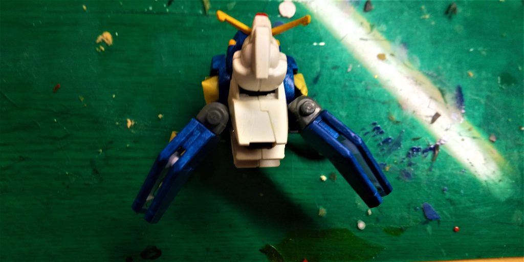 ミノフスキー・ドライブは以前から興味があって、ユニットがどういうものか調べたらウイング・バインダーがユニットだという事がわかったので取り入れてみました。このポリキャップとパーツが上手く流用できて、可動も加えることが出来ました。