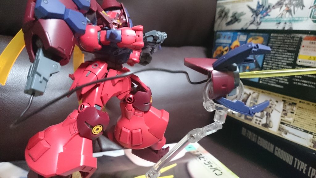 ・フレキシブルオーガバインダー
バインダーの先端にはクローがついており、中央からビームサーベルを発振させることが出来るっス。 エフェクトは元々大きめなGP02の物を色を変えてそのまま流用しているのでハッタリが効いてるっス！またキットには付属してないっスけど、リード線を使うことで劇中のように有線式にもできるっス！
あと記述はないんスけど、バインダー上部にはGNドライヴらしきものが。