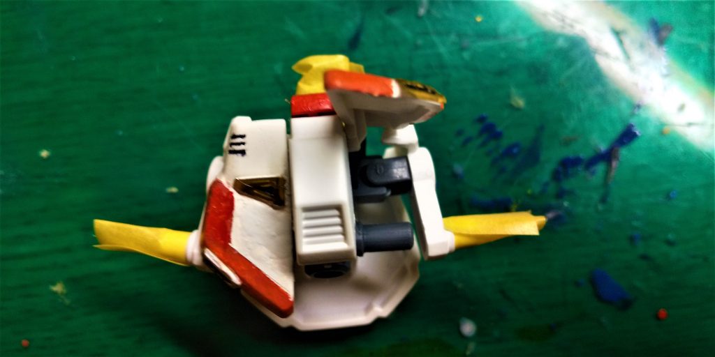 HGにはなかった、全部腰アーマーの左右独立可動を可能になるように加工してみました。他のスラスターやバックパックのバーニアにもミラーゴールドフィニッシュを施しました。