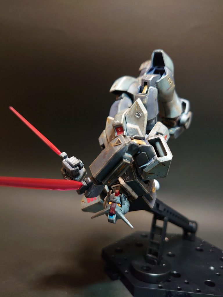 ビームダガー。
腰にスタンド穴があるのでこんなポーズもできるのが楽しいキットですね。
腕を曲げるポーズが多くなるので、曲げた際に見える関節パーツを金に塗ったのがアクセントになっているはずです。